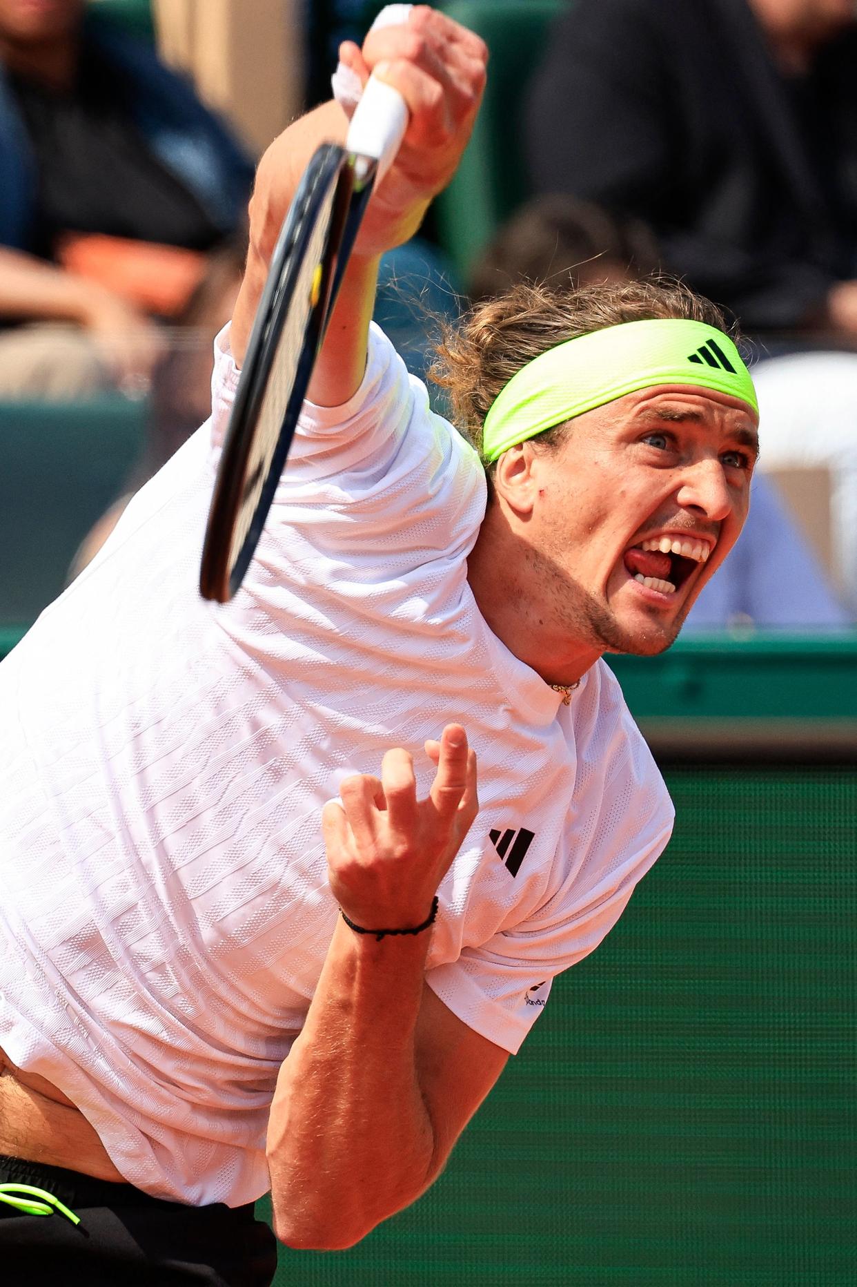 包含日本网球队力克意大利网球队，兹维列夫完成帽子戏法的词条