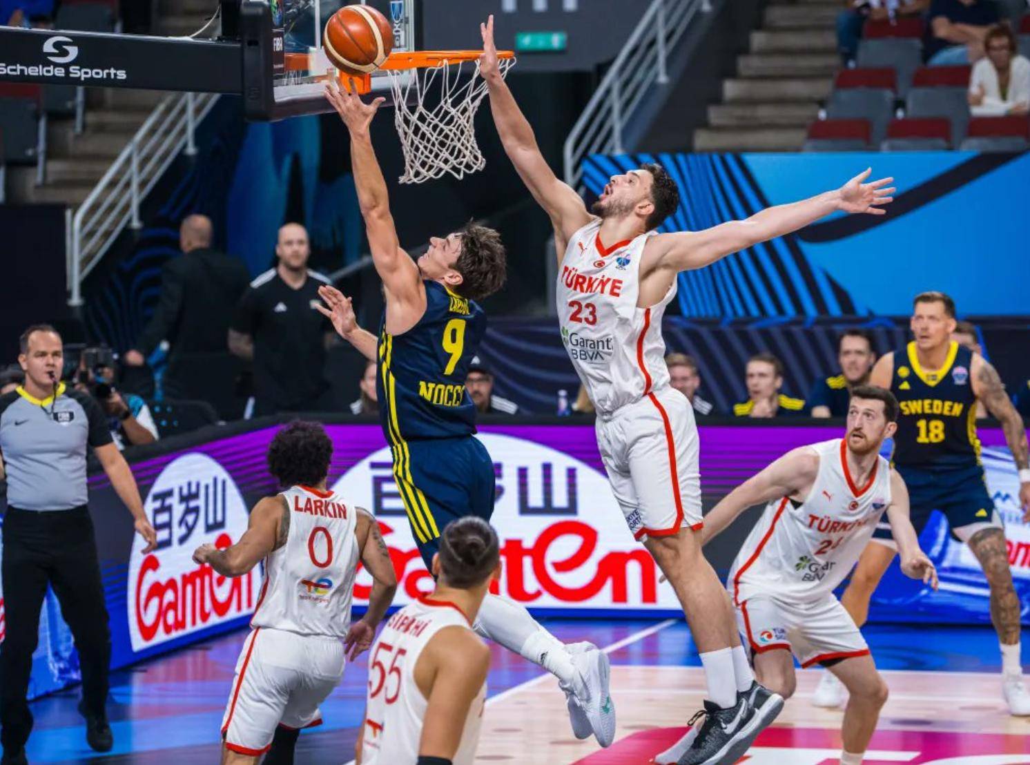 黄蜂轻取加拿大男篮，乔治·希尔统治全场的简单介绍