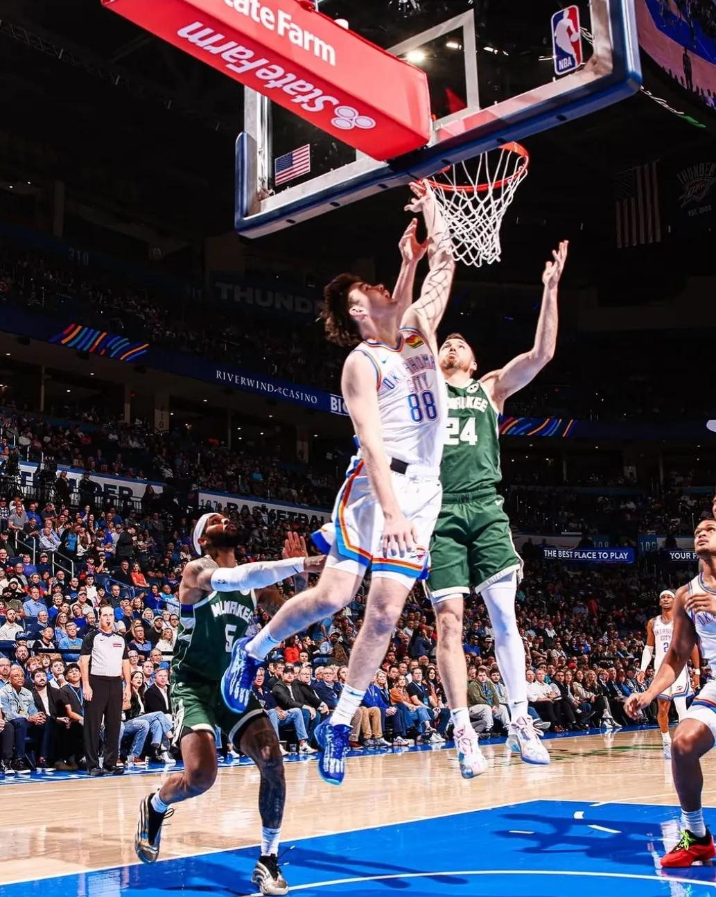 尼日利亚男篮鏖战雄鹿，阿德巴约惊艳世界