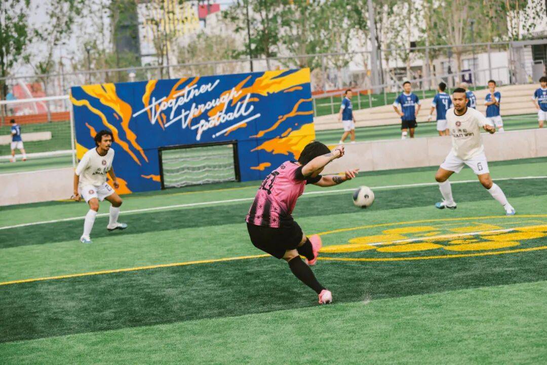 包含足球场上再度掀起一场热血大战的词条