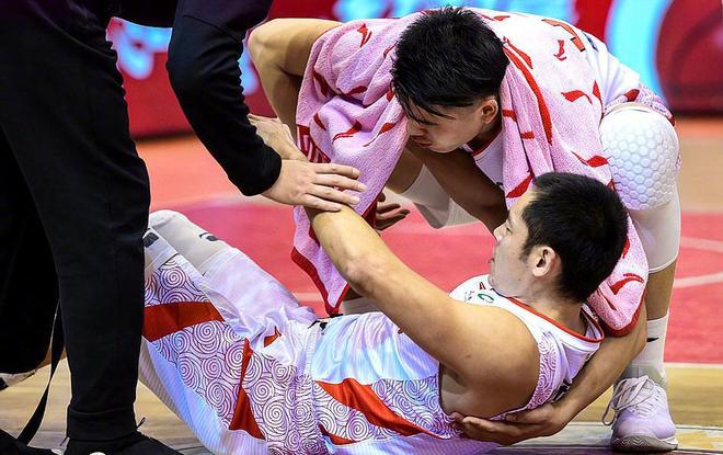 费拉拉队员因伤离场，对球队比赛造成不利影响