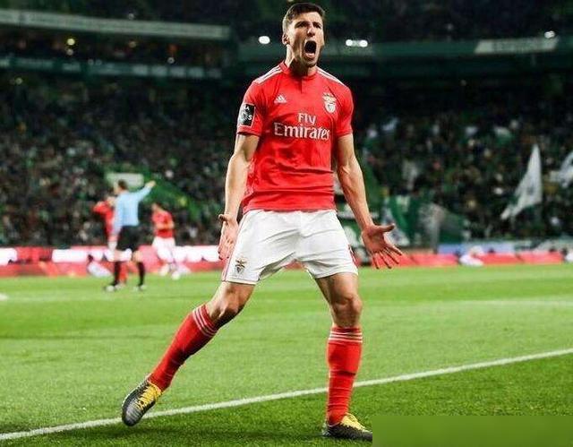 关于防线稳固攻势出色，罗德里在场外注入动力的信息