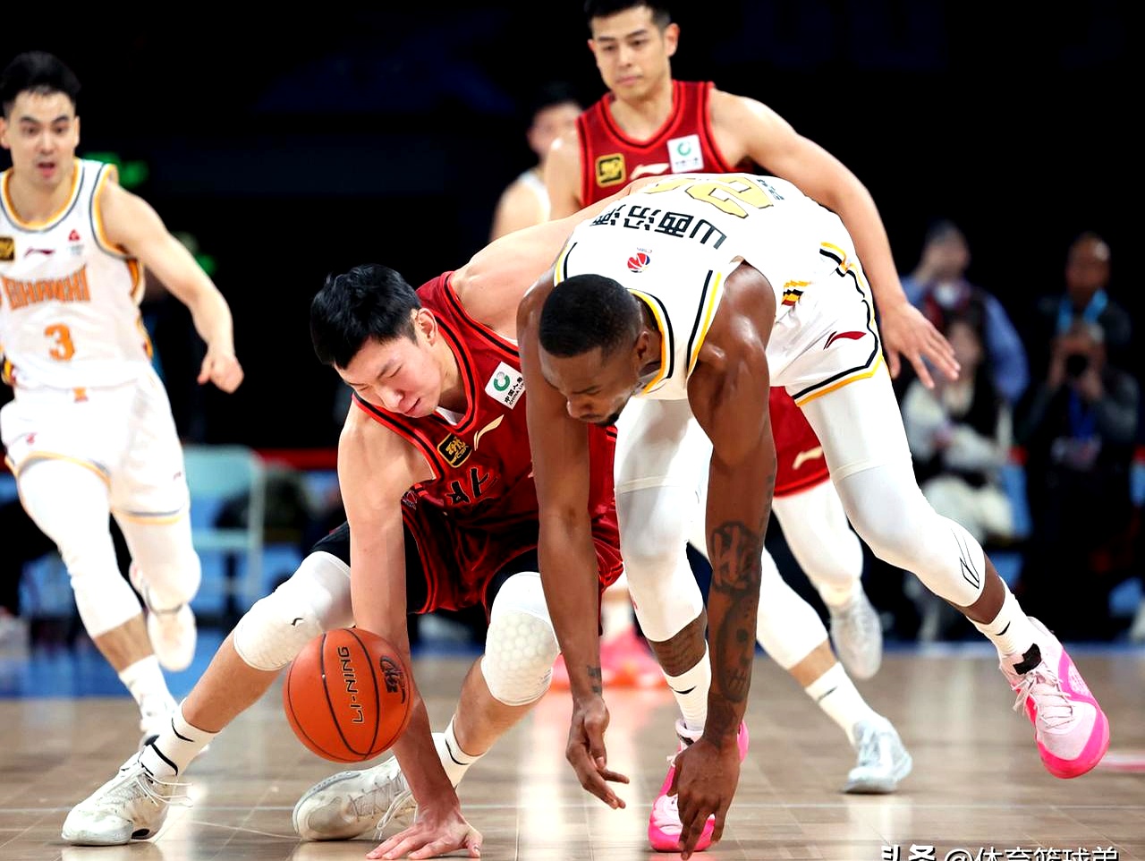 主力球员受伤无缘比赛，球队组织调整的简单介绍