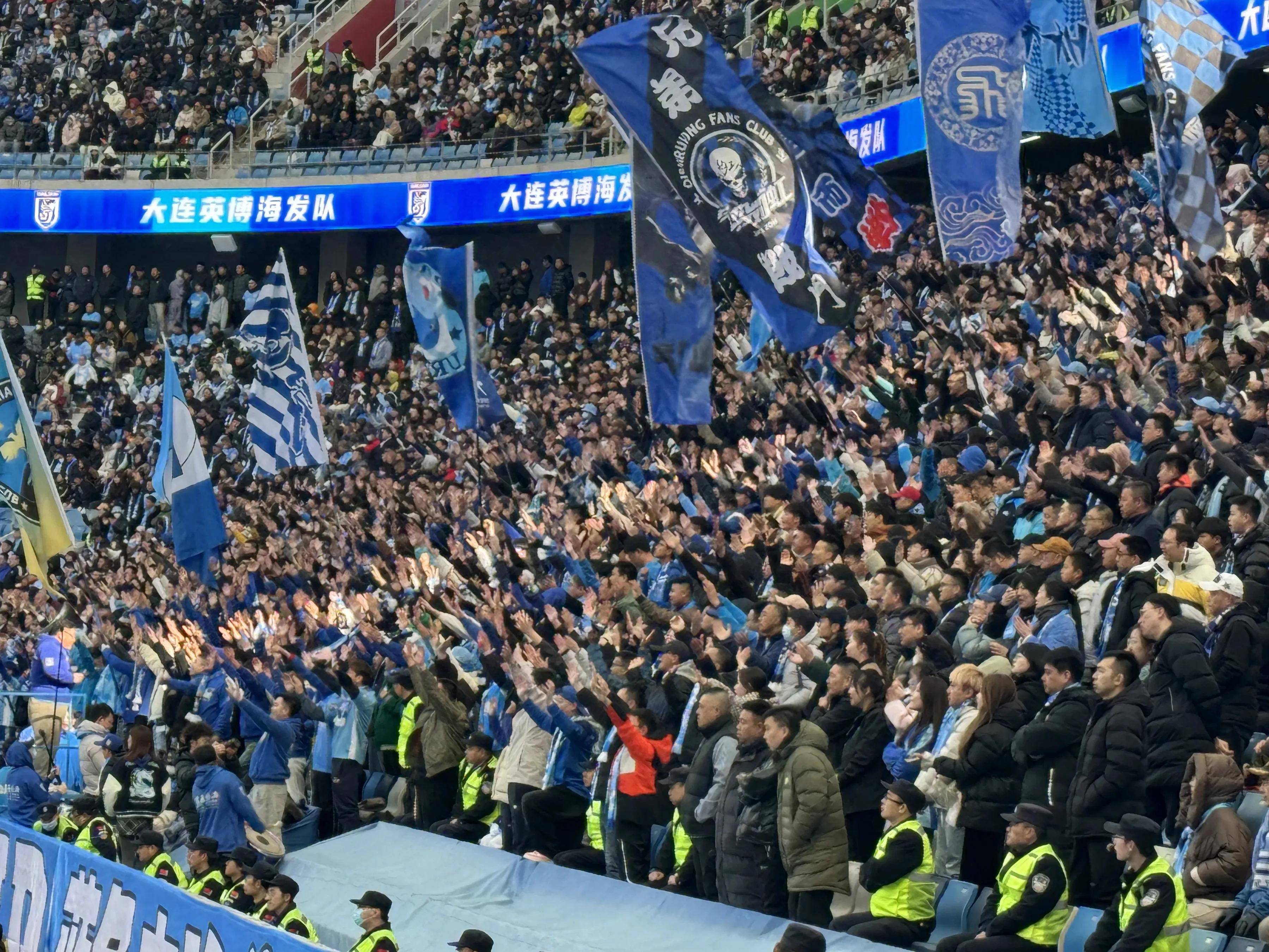 包含球场上的激烈角逐引发球迷狂热的词条