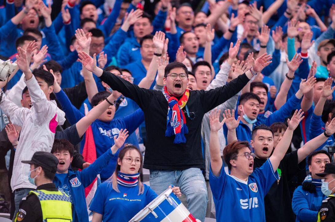 包含球场上的激烈角逐引发球迷狂热的词条