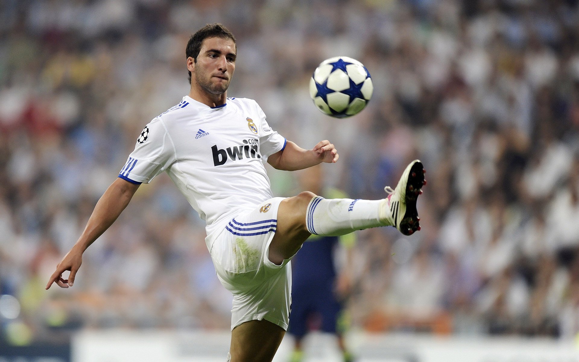 新王登基与旧日荣光，安赛龙扛起全队背后的欧洲体育格局之变